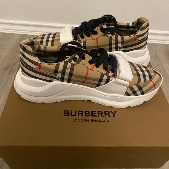 Burberry shoes size 11 men - Picture 3 of 3